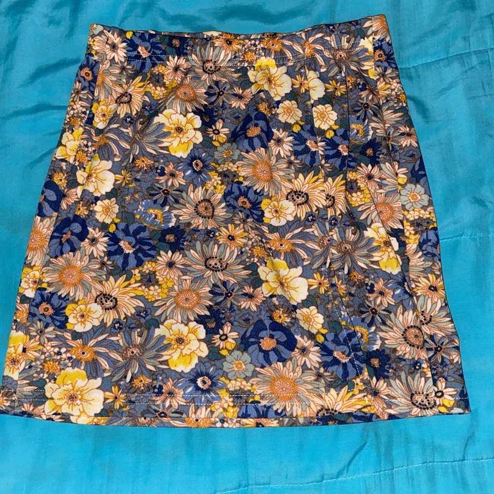 *brand new small flower skirt*